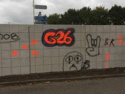 De graffiti op het kunstwerk De Tussenstop in Bergen op Zoom (Foto: Stefaan Verheugt)