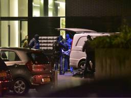 De verwarde man is door een arrestatieteam uit de flat gehaald. (Foto: Tom van der Put/SQ Vision)