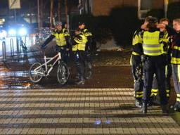 De politie doet onderzoek. (Foto: Perry Roovers)