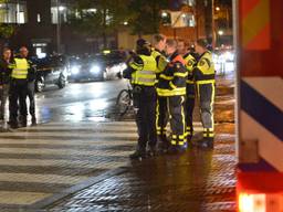 De politie na het ongeval bij het zebrapad in Breda. (foto: Perry Roovers)