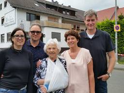 De zussen Petra (links) en Astrid, met hun mannen en moeder. Foto: AVROTROS