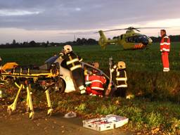 De auto belandde in de greppel. (Foto: Marco van den Broek)