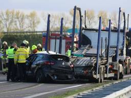 Het slachtoffer raakte bekneld in zijn auto.(foto: Roland de Jong)