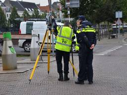 Politie doet extra metingen op het zebrapad. (Foto: Perry Roovers)