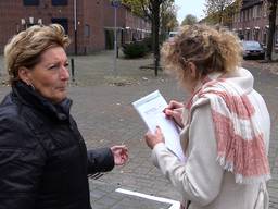 Buurtbewoners zetten hun handtekening.