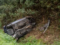 De auto moest uit de greppel worden getakeld.