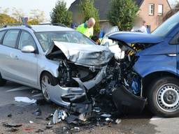 Ongeluk met meerdere auto's in Rijsbergen (Foto: Perry Roovers)