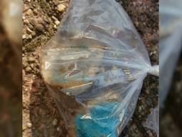 In deze zak zitten de gevonden gehaktballen met gif. Foto: account politie Roosendaal 