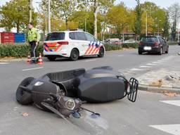 Politieauto en scooter botsen op de Spoorlaan Tilburg (Foto: Jules Vorselaars)