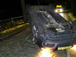 De auto sloeg over de kop. (Foto: Berry van Gaal/SQ Vision)