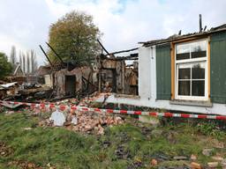 De uitgebrande boerderij. (foto: SQ Vision)