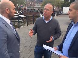 Wethouder Boaz Adank neemt plan Bredase taxichauffeurs in ontvangst.