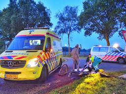 Fietsster aangereden door afslaande auto op kruising in Hapert (Foto: SQ Vision)