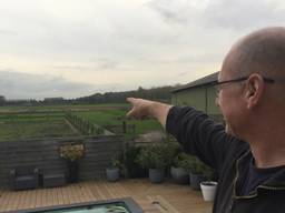 Allan wijst naar de plek waar de windmolens komen. (Foto: Raymond Merkx)