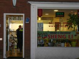 Politie doet onderzoek na overval op sushi- en snackbar Sheng Li. Foto: Ginopress