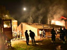 In een varkensstal aan de Halvemaanweg in Deurne woedde in november 2017 een grote brand. (Foto: Martien van Dam / SQ Vision)