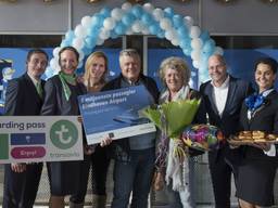 Mevrouw Smeets is de vijf miljoenste passagier. (Foto: Eindhoven Airport)