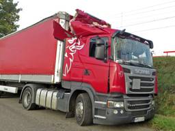 De vrachtauto is flink beschadigd door de aanrijding. (Foto:Ginopress)