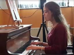 Rachelle aan de piano