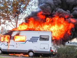 De camper stond in lichterlaaie. (Foto: GinoPress)