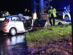 De auto kwam tegen een boom tot stilstand. (Foto: Harrie Grijseels)