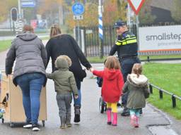 Kinderen mogen terug na bommelding (foto: Perry Roovers/SQ Vision) 