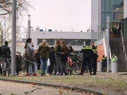 Leerlingen van Campus 013, waar woensdag een grote politie-actie was. De jongeren op de foto hebben niets met de overlast te maken. (Foto: Omroep Brabant)