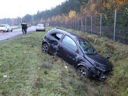 Een van de auto's belandde in de sloot. (Foto: Erik Haverhals/FPMB)