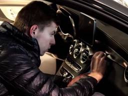 Max zet een handtekening in de auto. (Foto: Bucket Boys)