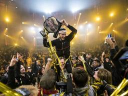 Menno van Gorp in extase na het winnen van het WK. (Foto: Little Shao)