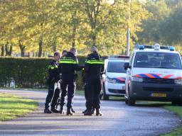 De politie doet de ochtend na de schietpartij onderzoek bij de beachclub. (Foto: hans van Hamersveld)