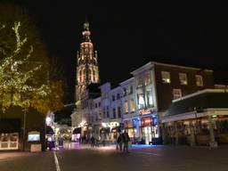 De Grote Kerk kleurt goud door de winst. (Foto: Tom van der Put)