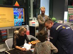 Maartje Paumen tijdens de handtekeningensessie na de boekpresentatie (foto: Hans Janssen).