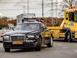 Een Rolls Royce Ghost raakte flink beschadigt. (Foto: Jack Brekelmans)