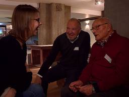 Harry (78) op speeddate met een studente. (Foto: Raymond Merkx)