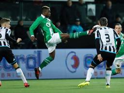 Thierry Ambrose in het groene NAC-shirt in actie tegen Heracles Almelo (foto: VI Images).