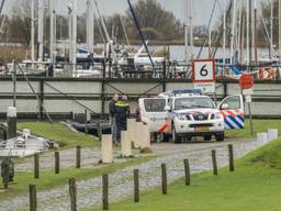 Het lichaam werd gevonden in het water aan de Beneden Sasweg. (Foto: GinoPress)