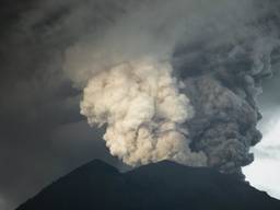 De vulkaan Agung  spuwt een kilometershoge rookpluim uit van as en stoom. (Foto: ANP)