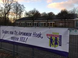 Het spandoek van de actiegroep bij het schoolplein van De Krommen Hoek. (Foto: Maarten van den Hoven)