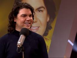 Roy Donders in de studio bij Omroep Brabant.