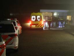 Politie en ambulance bij het pand waar steekpartij plaatsvond (foto: Marcel van Dorst/SQ Vsion Mediaprodukties).