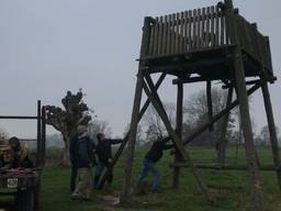 Vrienden en familie van Ruud en zijn overleden vader helpen mee met de sloop van de uitkijktoren.