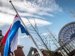 De vlag hangt halfstok bij het gemeentehuis van Heeze-Leende (foto:
