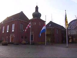 Vlag halfstok bij het gemeentehuis van Heeze.