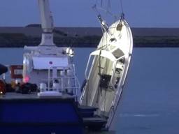 De boot van de drie vissers uit Heeze wordt naar de haven gesleept. (Beeld: Omroep Zeeland)