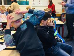 Kinderen met VR bril 