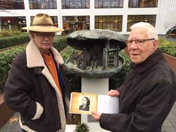 Peter Nagelkerke (l) en Johan Janssen bij het monument