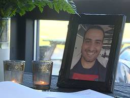 Kaarsjes en een foto naast het condoleanceregister voor Yassine Majiti.