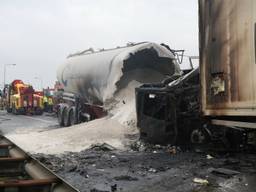 De chauffeur van de meelwagen overleed ter plekke. Foto: MediaTV