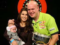 Van Gerwen viert de zege op de Grand Slam of Darts met zijn gezin. (foto: VI Images)